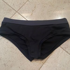 Basic pole shorts